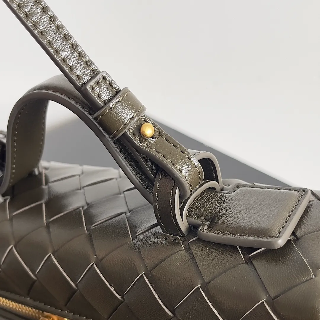 Batch 1360 Bottega Veneta 24 spring and summer woven zipper crossbody bag. A crossbody bag that can be used as a cosmetic bag. The exquisite weaving and compact body are an indispensable accessory for the upcoming summer. The double zipper also better protects the bag. It has a large capacity. If you like it, don’t miss it. Style number: 789109 Size: 22*12.5*5cm